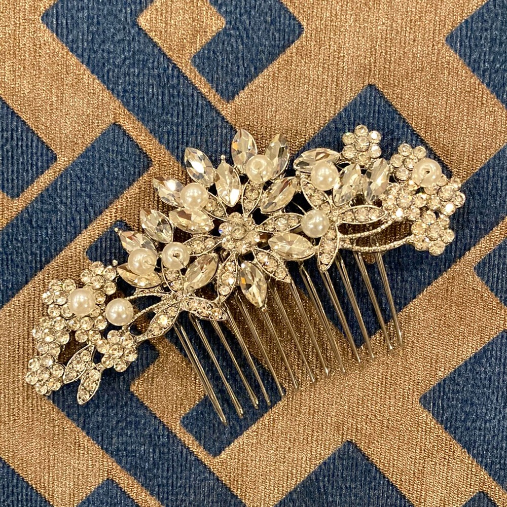 Crystal hair comb with pearls